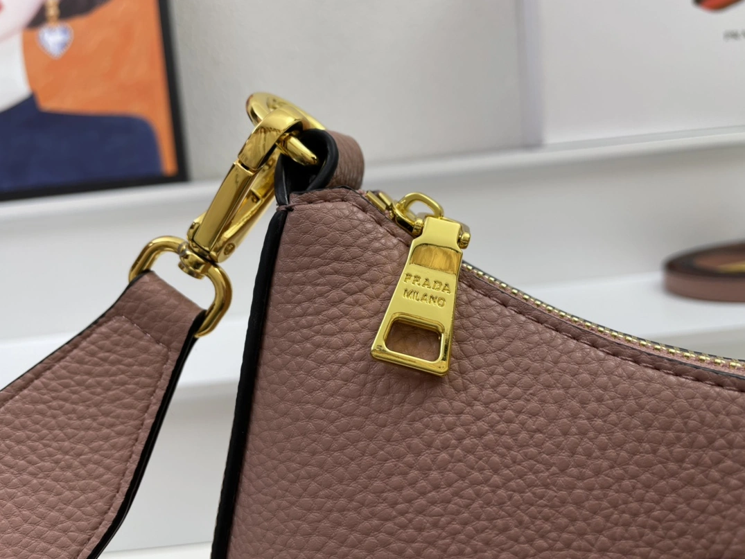Prada AAA Quality Messenger Bags For Women UrbanStyle 3671