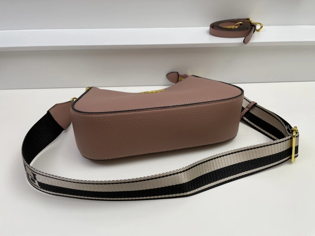 Prada AAA Quality Messenger Bags For Women UrbanStyle 3671