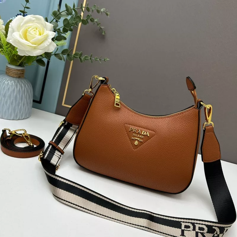 Prada AAA Quality Messenger Bags For Women Versatile 7912
