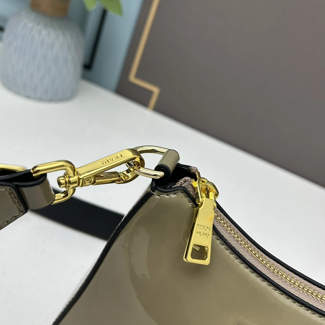 Prada AAA Quality Messenger Bags For Women Vibrant 8010
