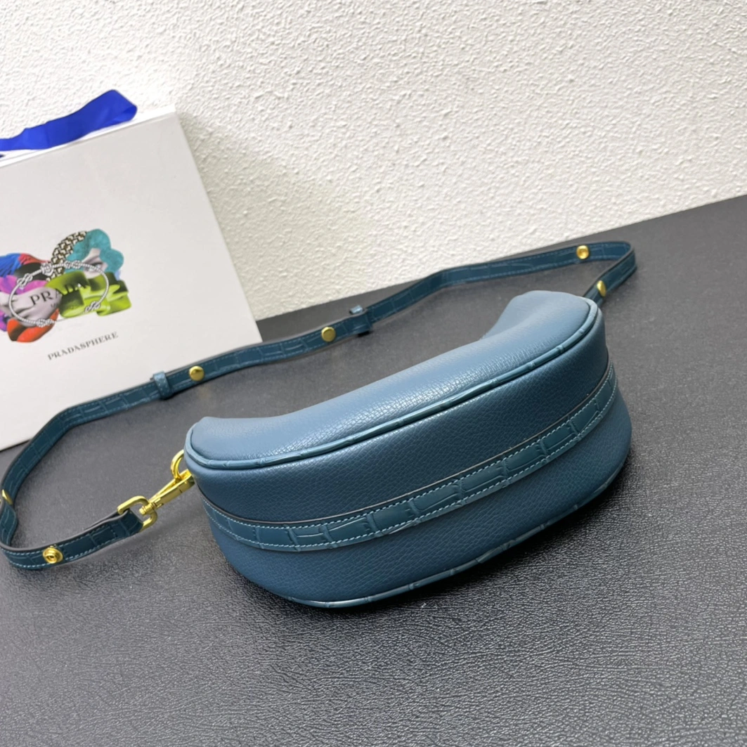 Prada AAA Quality Messenger Bags For Women WellDesigned 7388