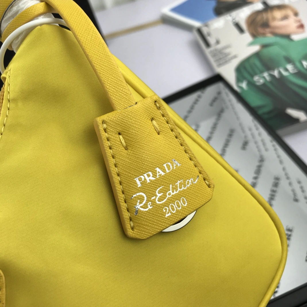 Prada AAA Quality Shoulder Bags For Women Elegant 707