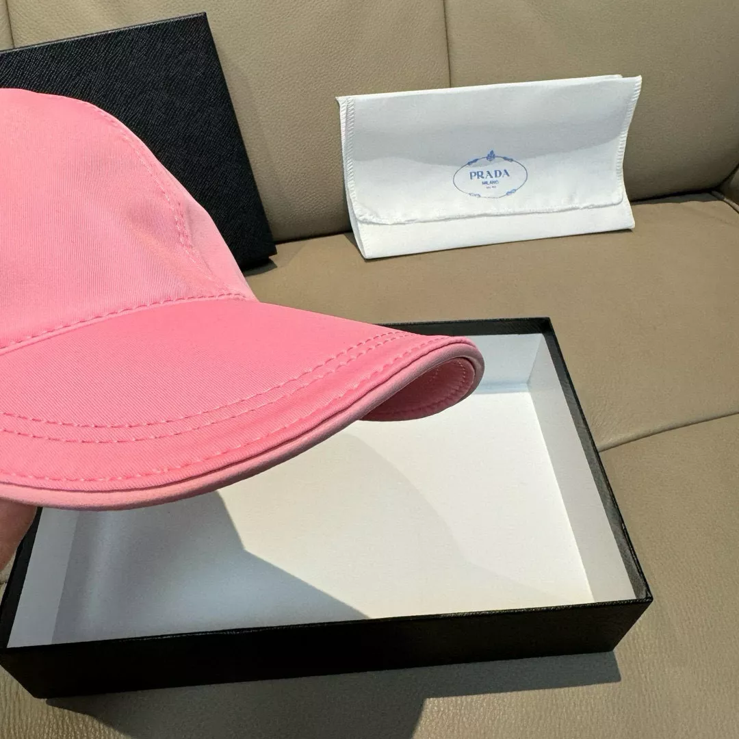 Prada Caps Classic 144
