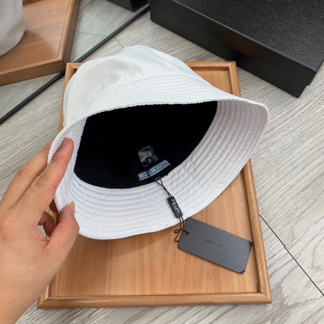 Prada Caps Compact 3533