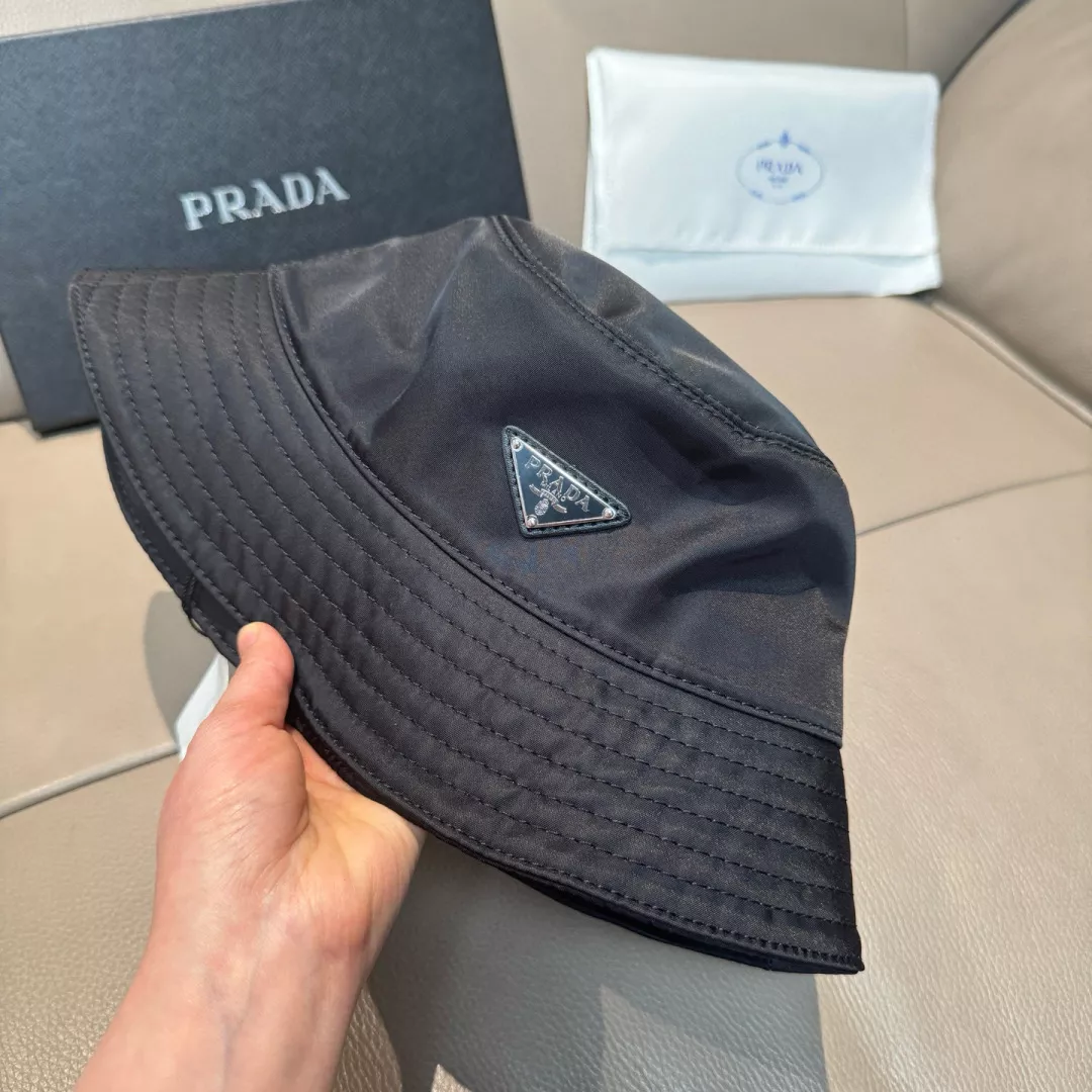 Prada Caps Compact 7489