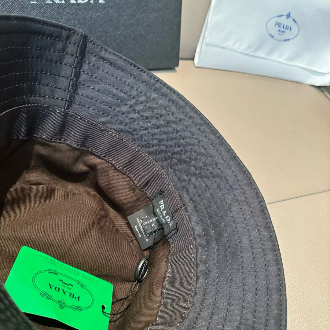 Prada Caps Compact 7489