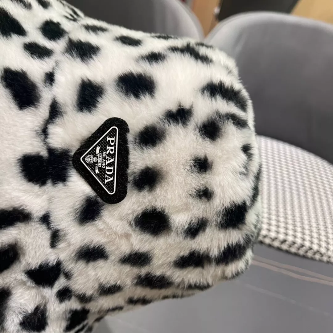 Prada Caps Cozy 5223