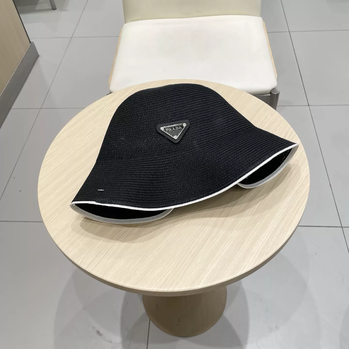 Prada Caps Timeless 1689