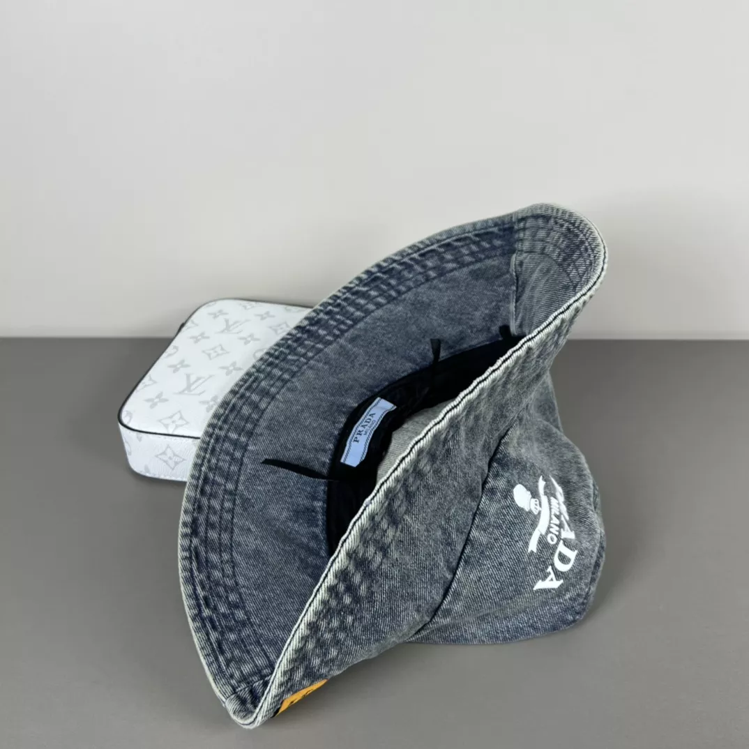 Prada Caps Timeless 4887