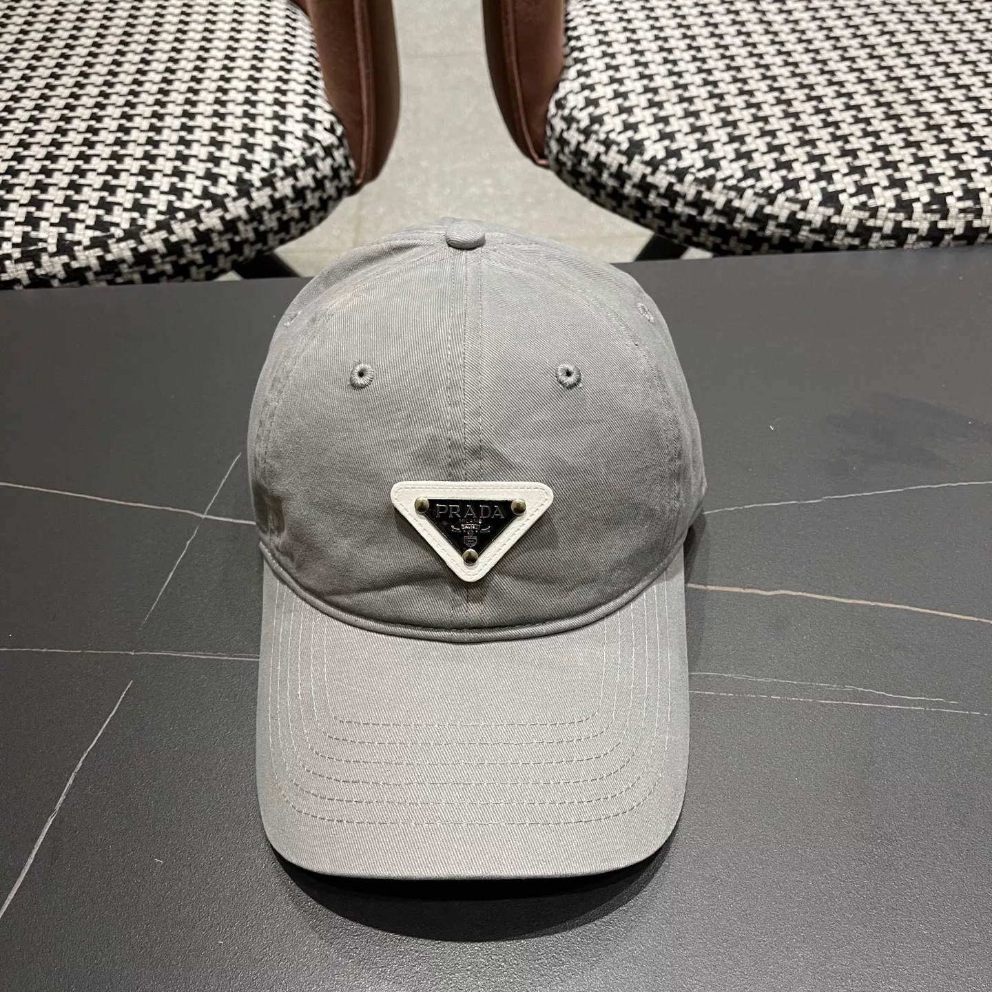 Prada Caps Versatile 4782
