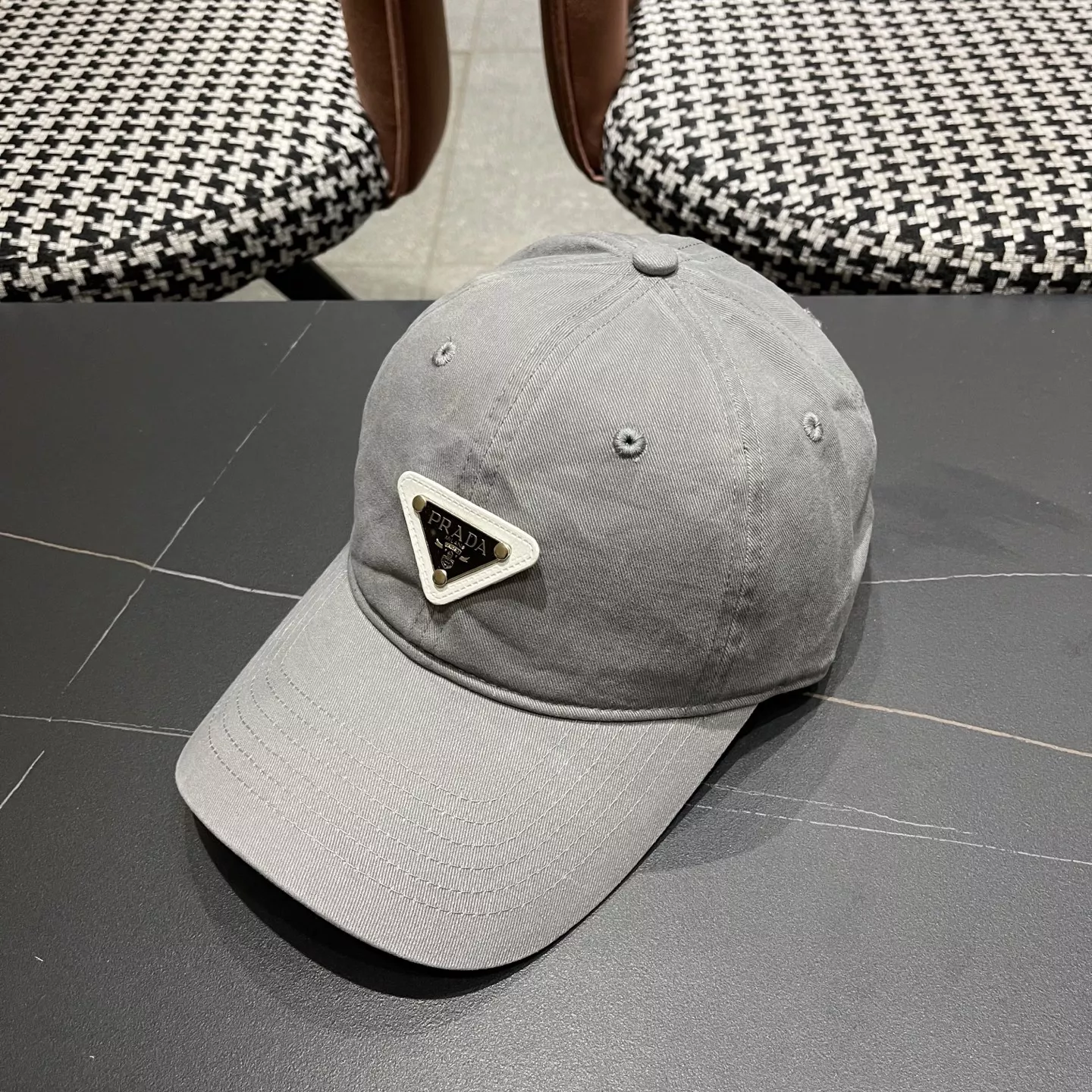 Prada Caps Versatile 4782