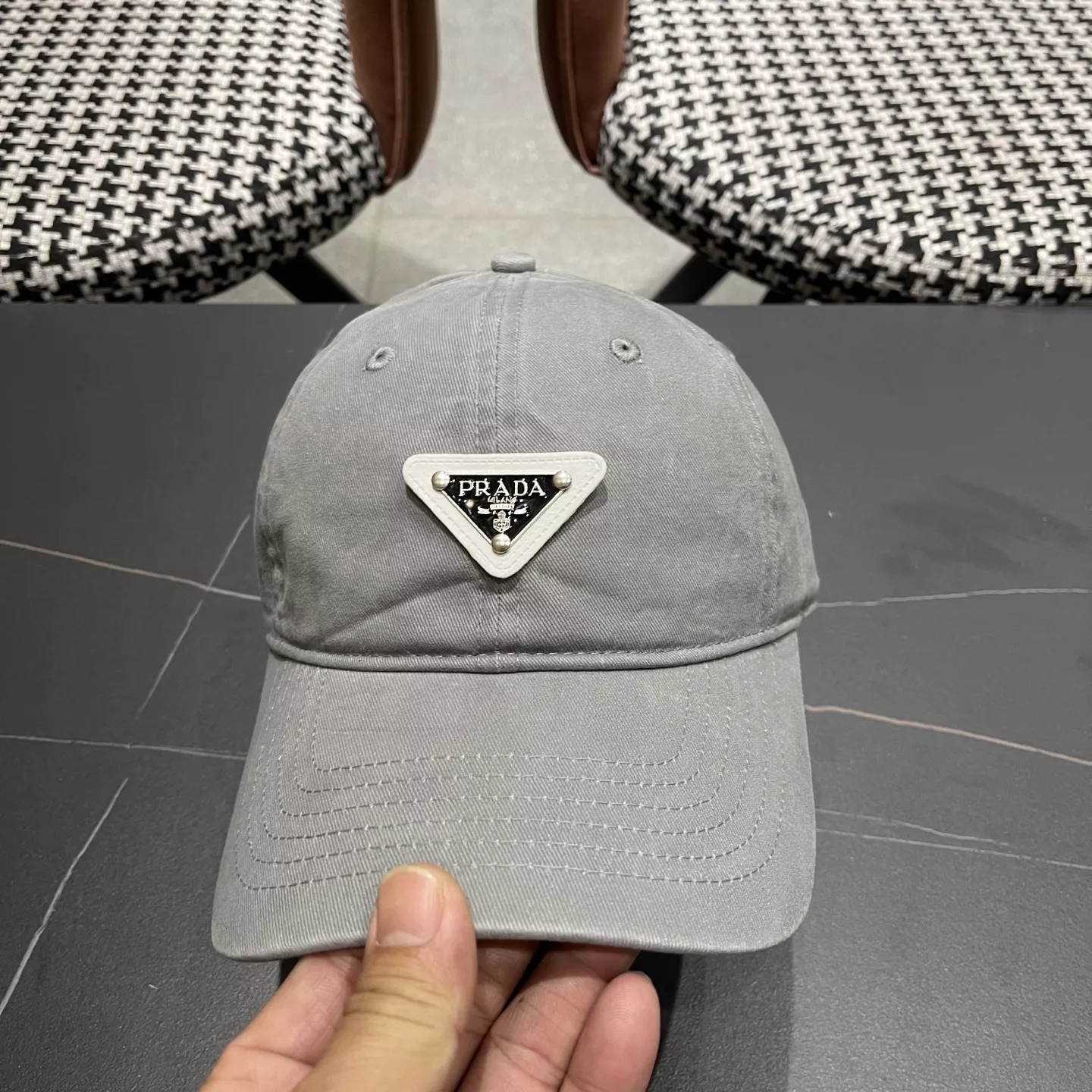 Prada Caps Versatile 4782