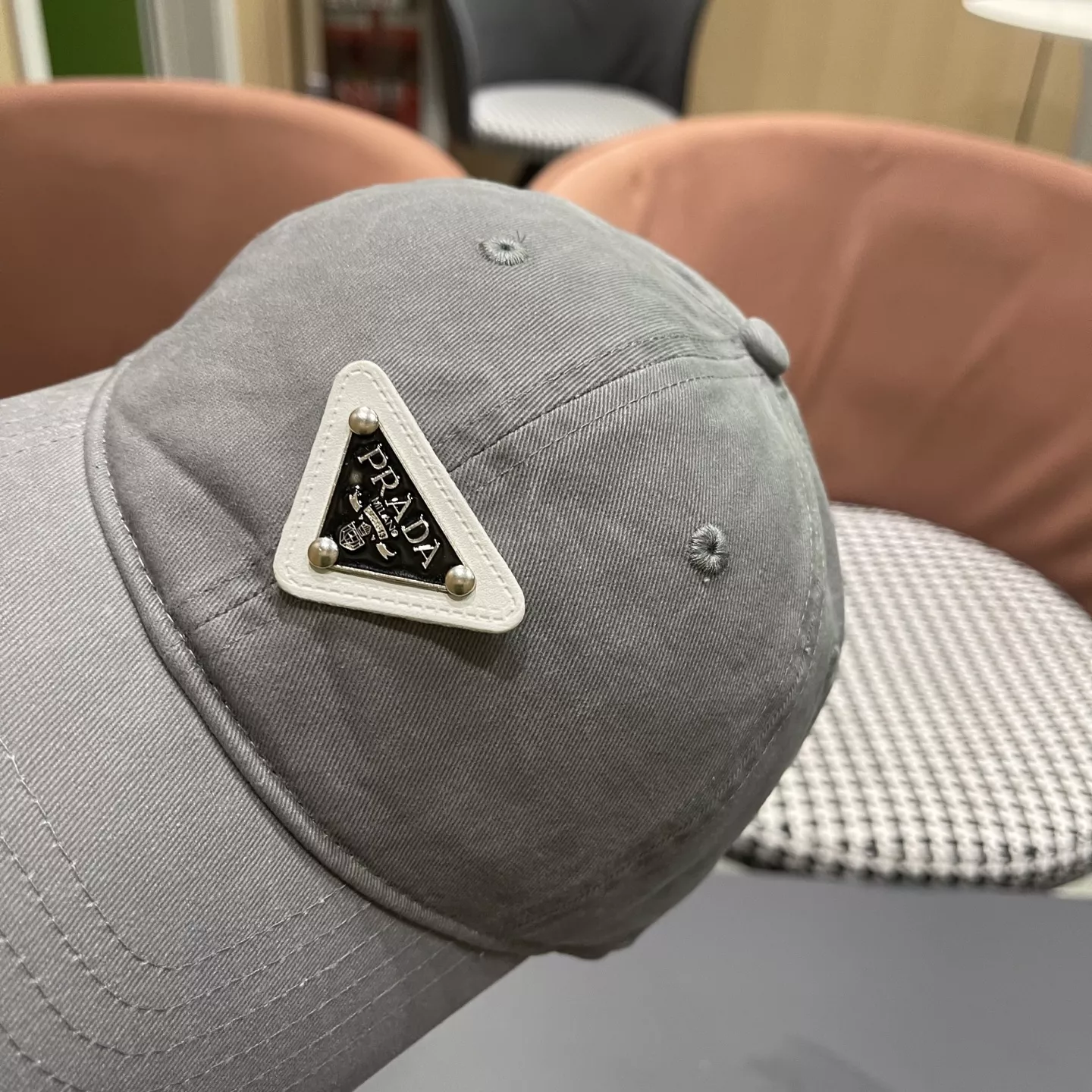 Prada Caps Versatile 4782