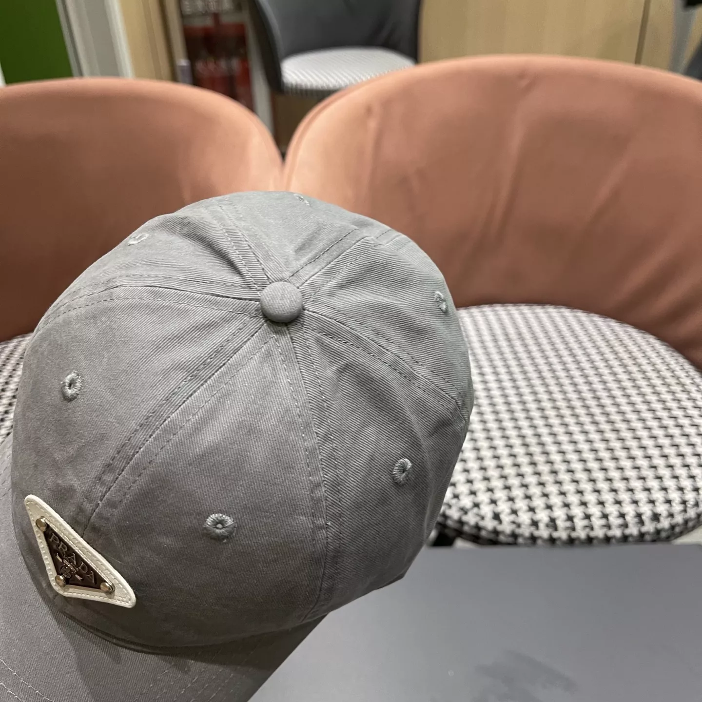 Prada Caps Versatile 4782