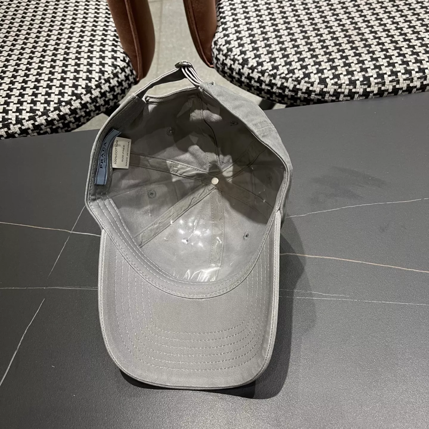 Prada Caps Versatile 4782
