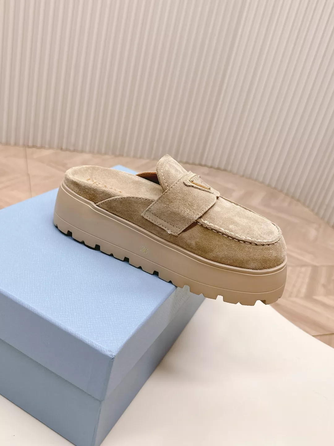 Prada Slippers For Women Compact 9107