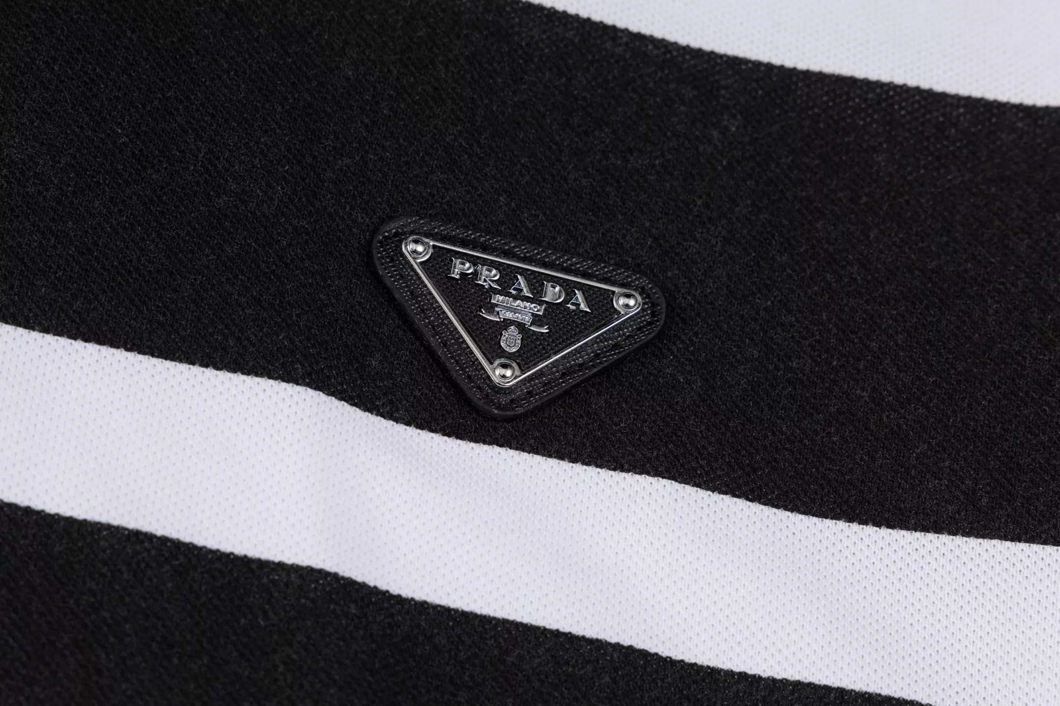 Prada T-Shirts Short Sleeved For Men Sleek 8070