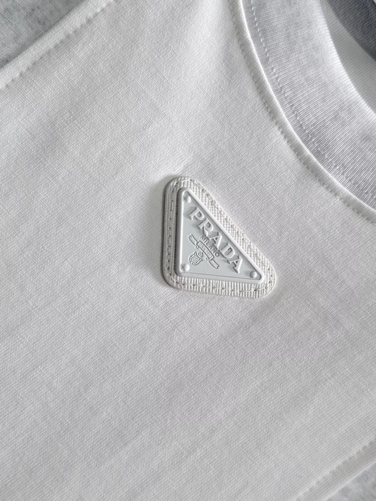 Prada T-Shirts Short Sleeved For Unisex WellDesigned 4786