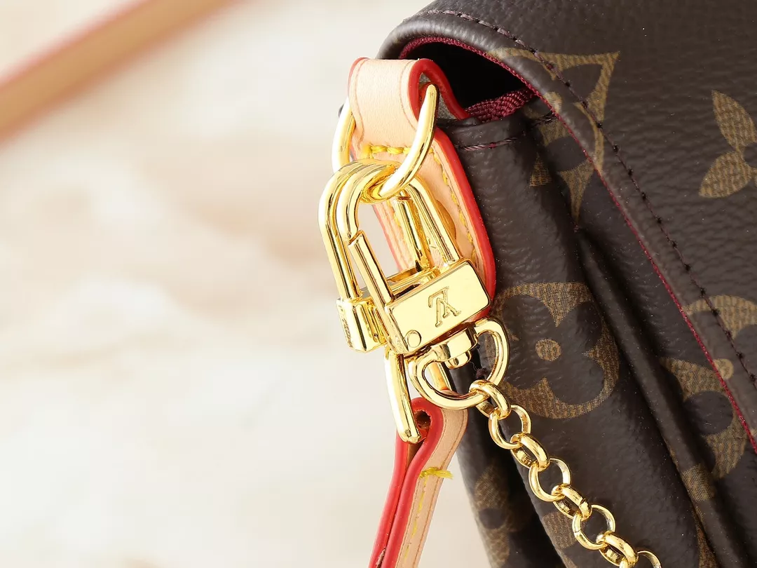 Refined 1898 Louis Vuitton Messenger Bags For Women