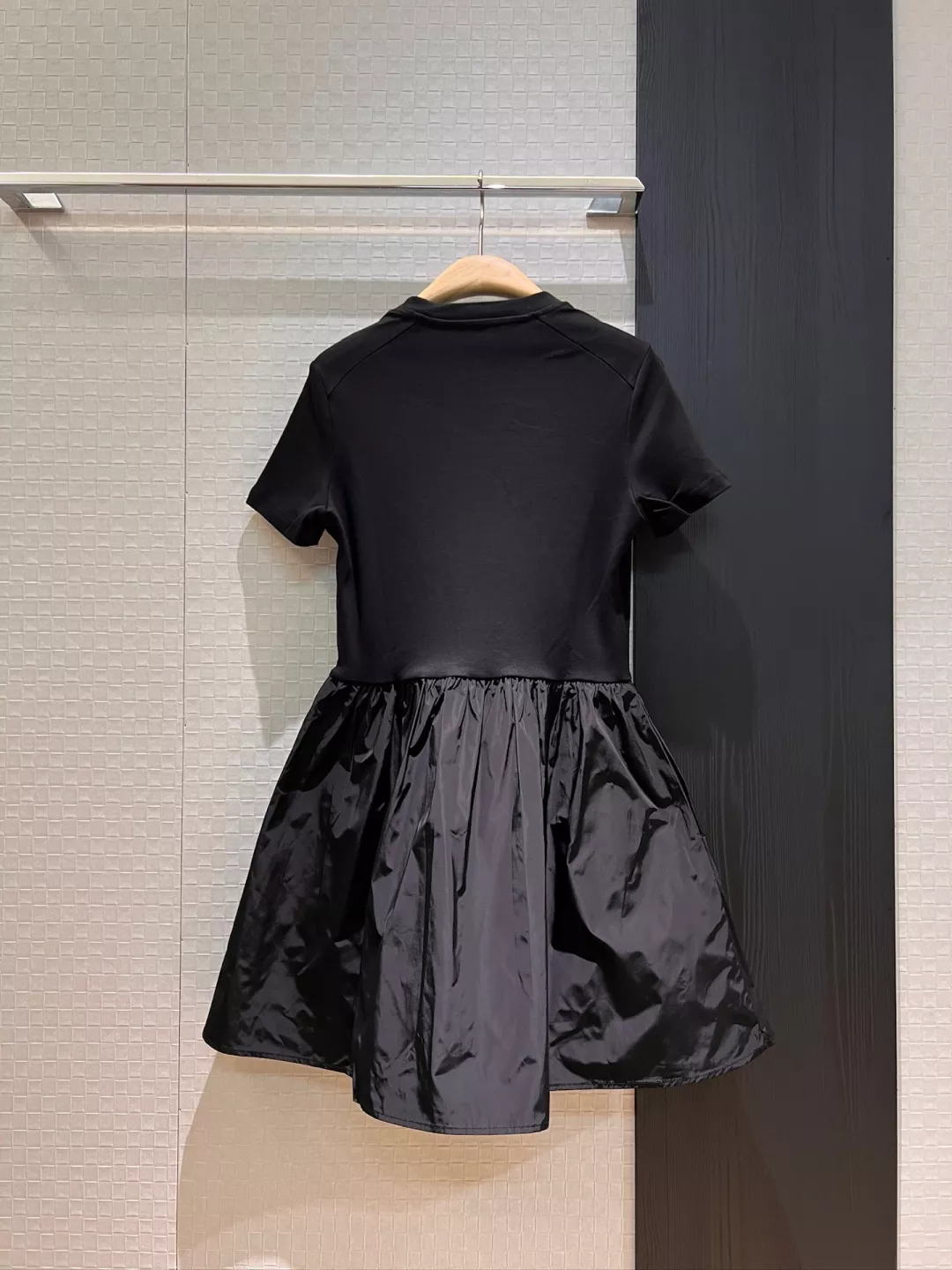 Refined 3134 Moncler Dresses Short Sleeved For Women