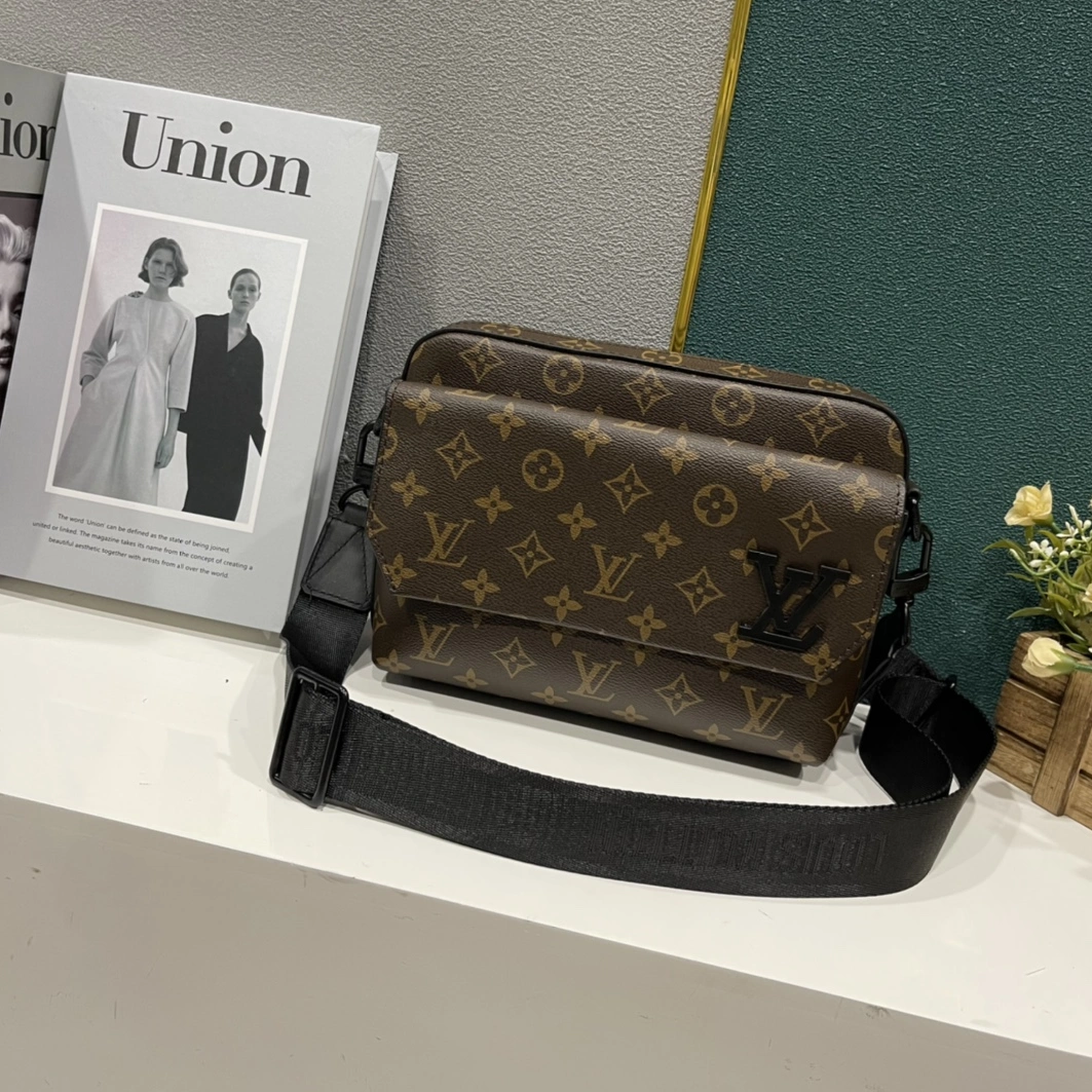 Refined 4115 Louis Vuitton AAA Man Messenger Bags
