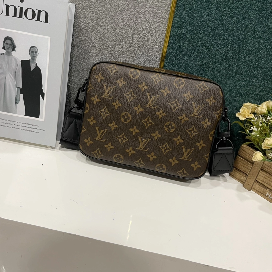 Refined 4115 Louis Vuitton AAA Man Messenger Bags