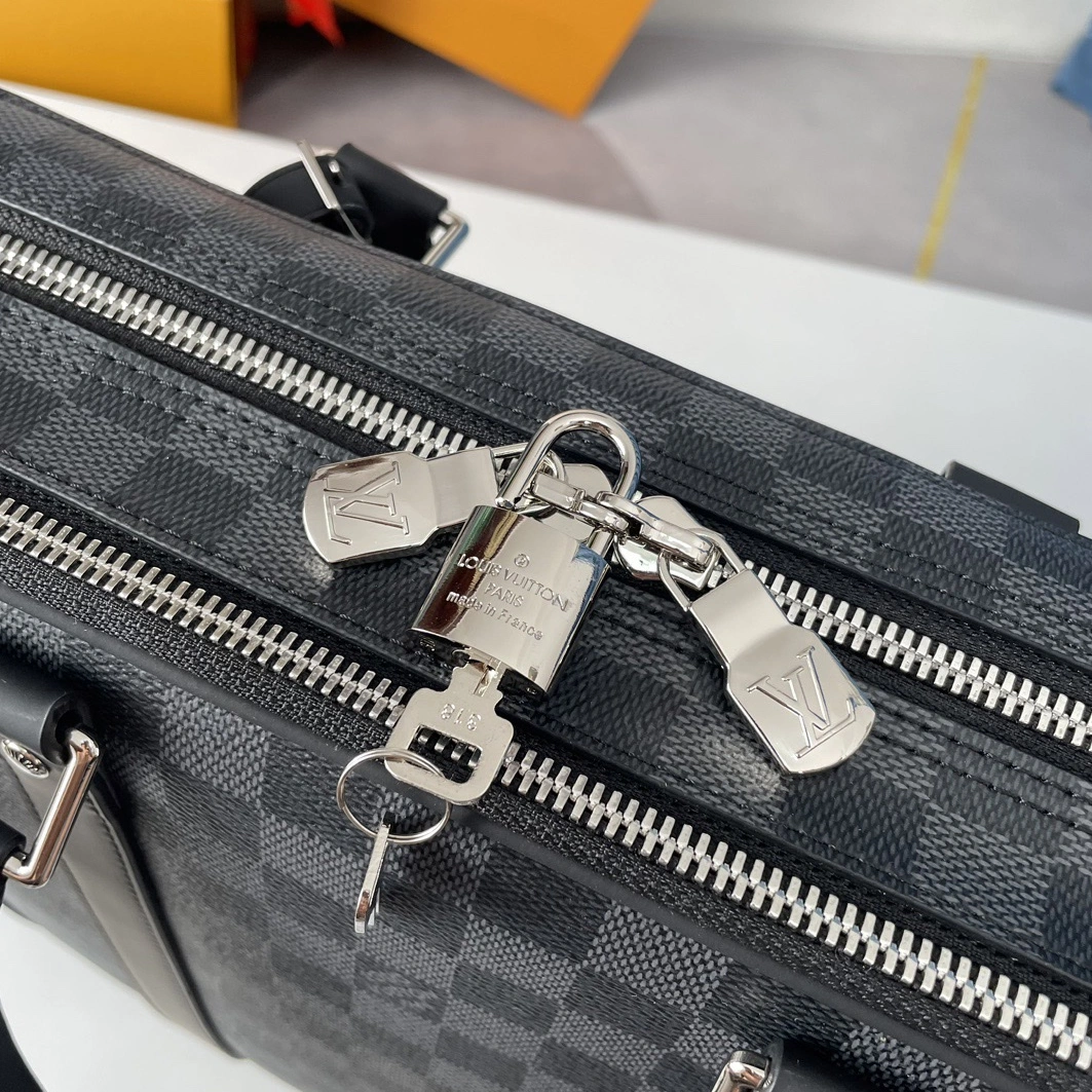 Refined 5086 Louis Vuitton AAA Man Handbags