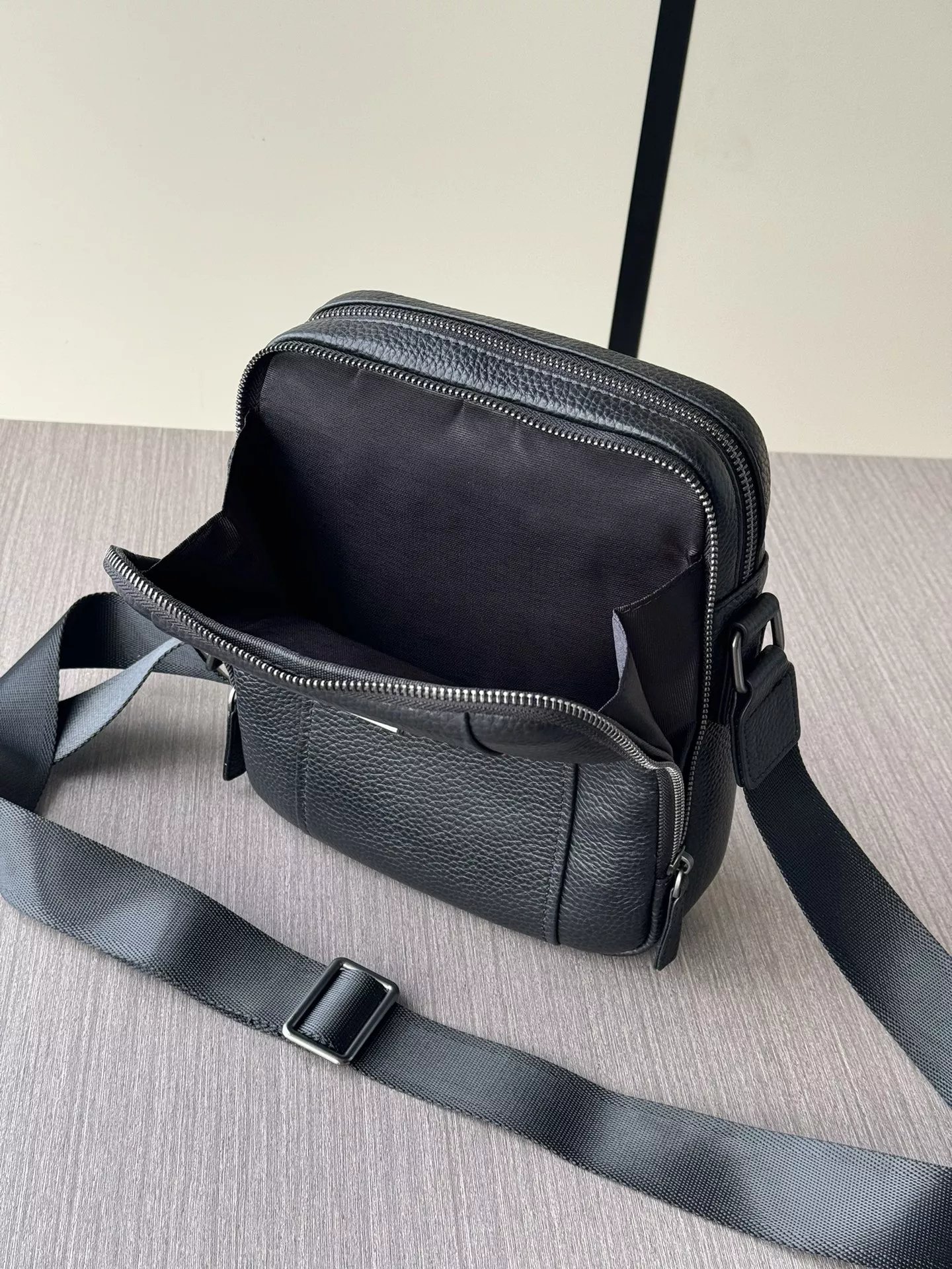 Refined 5867 Prada AAA Man Messenger Bags