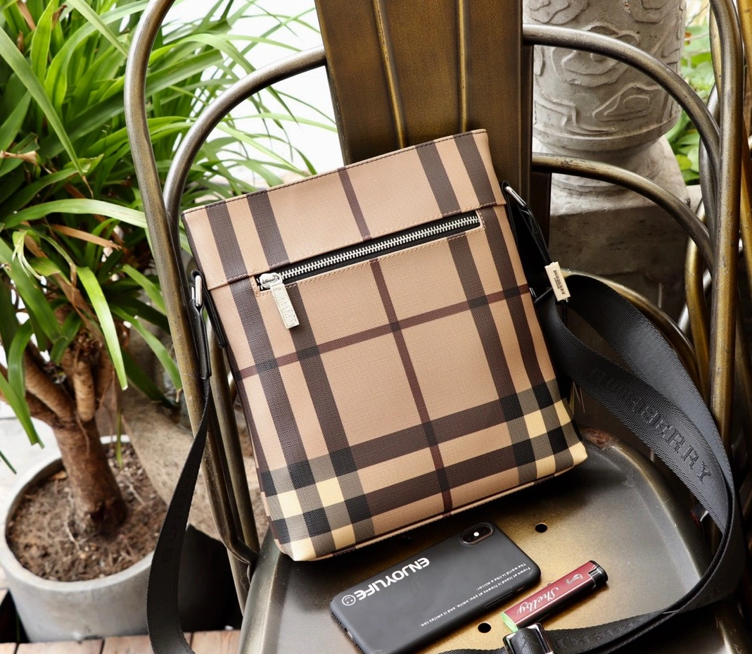 Refined 6108 Burberry AAA Man Messenger Bags