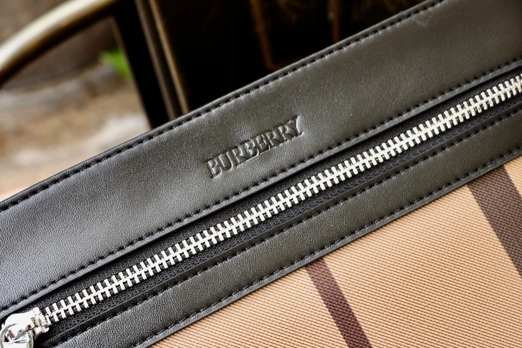 Refined 6108 Burberry AAA Man Messenger Bags
