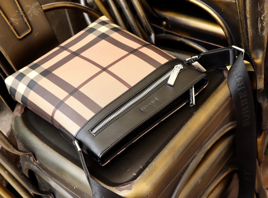 Refined 6108 Burberry AAA Man Messenger Bags