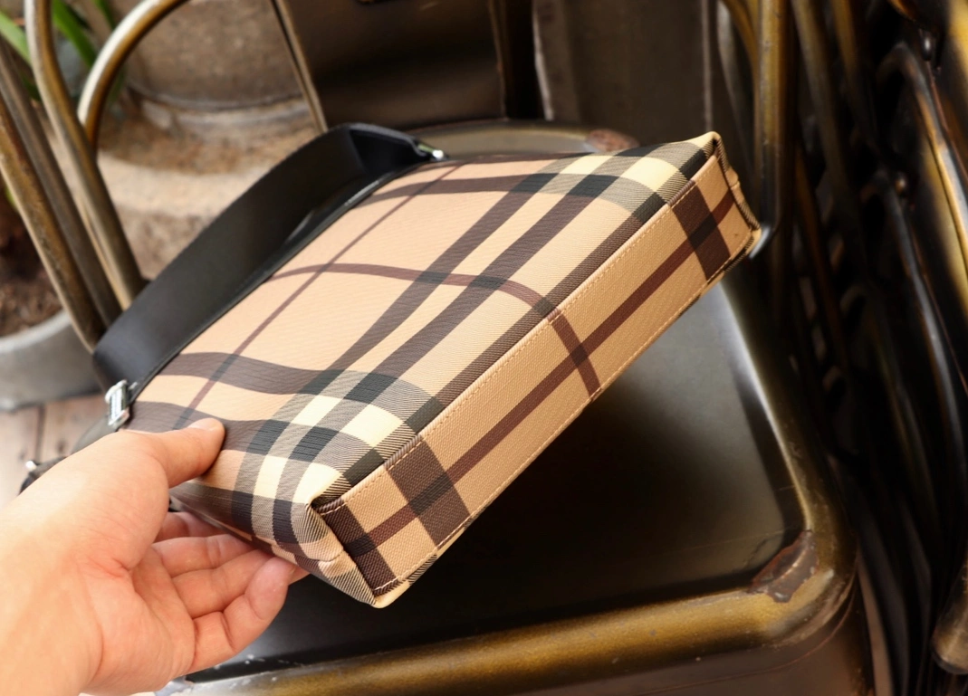 Refined 6108 Burberry AAA Man Messenger Bags