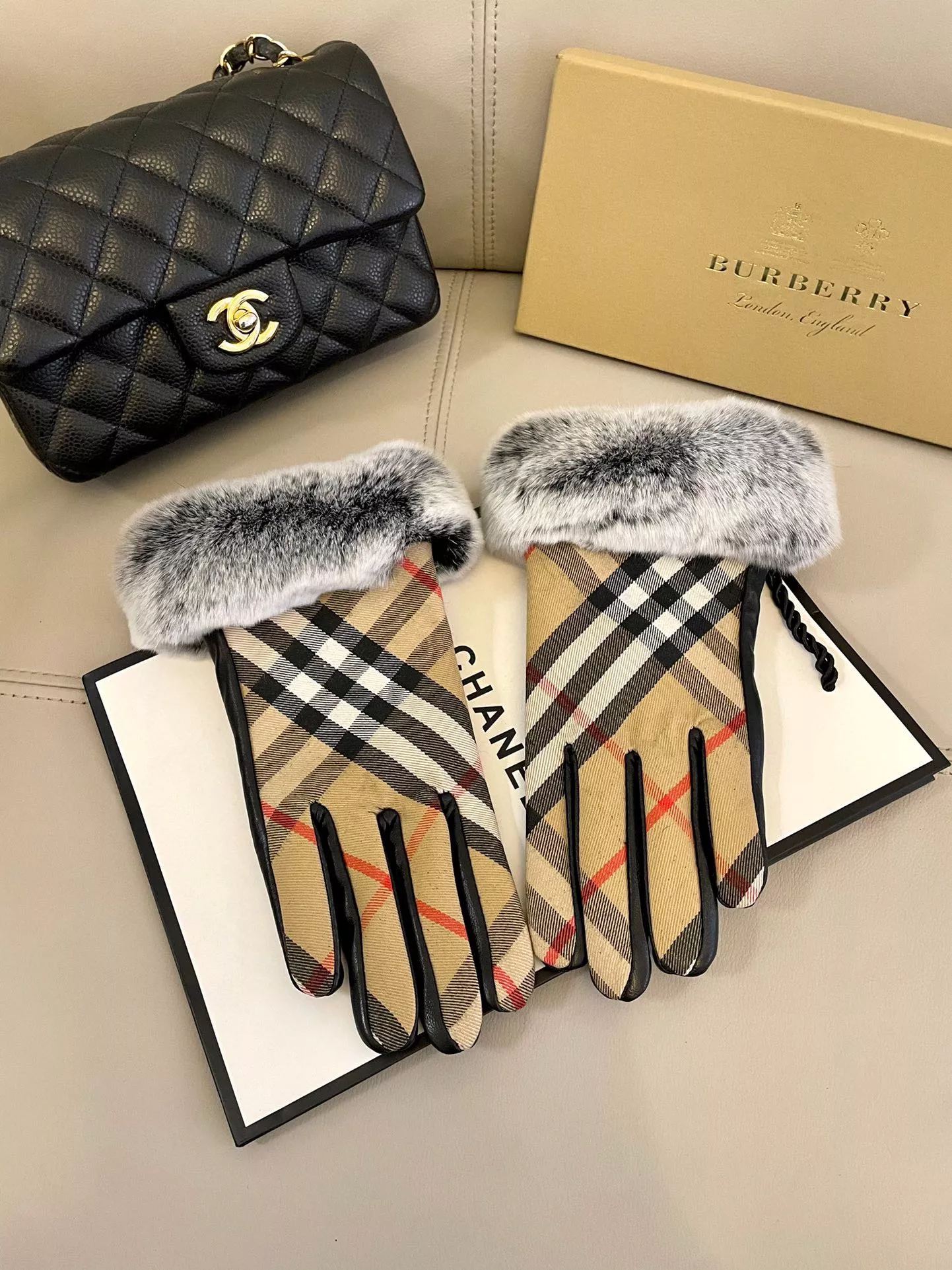 Refined 6498 Burberry Gloves