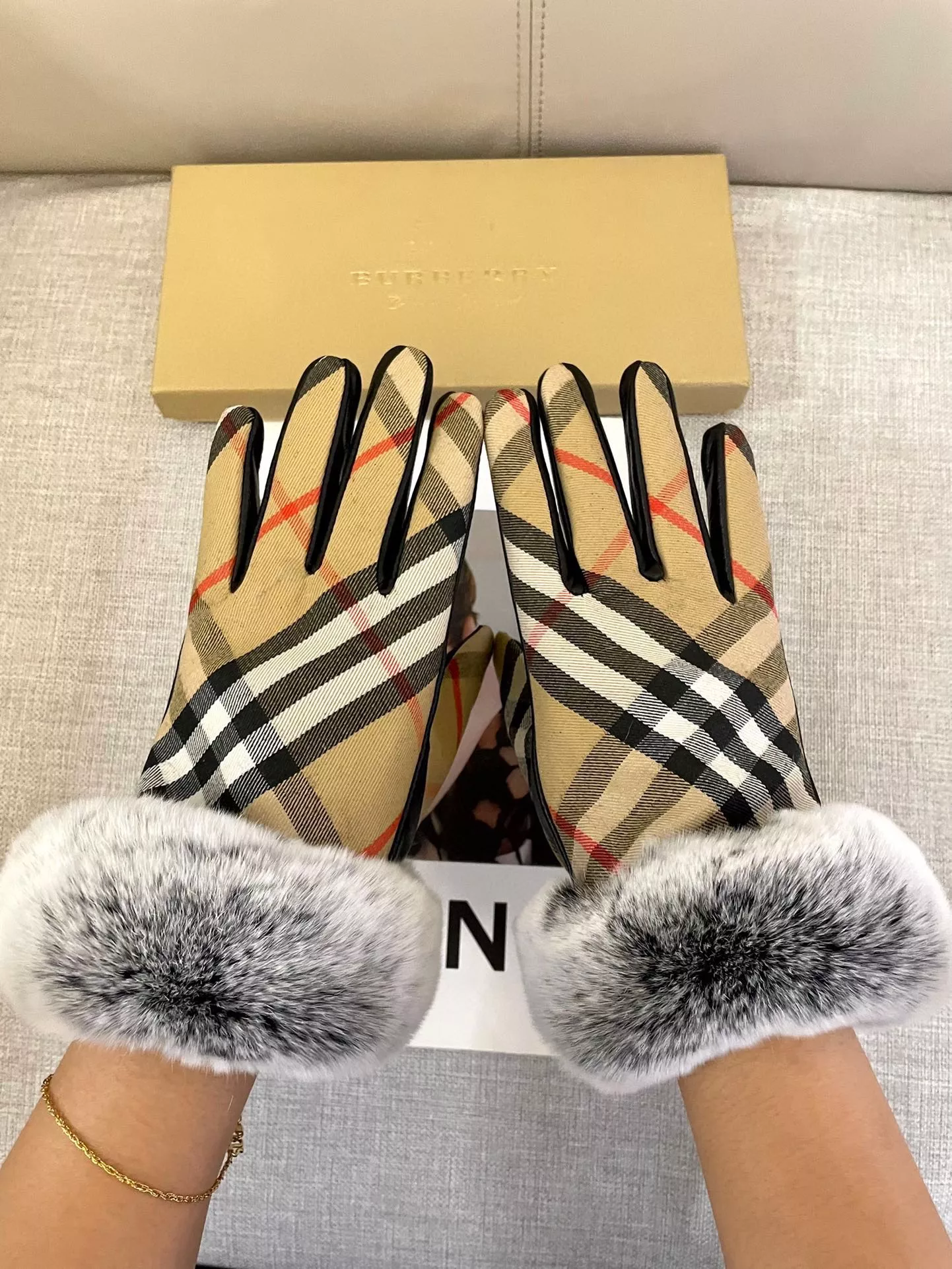 Refined 6498 Burberry Gloves