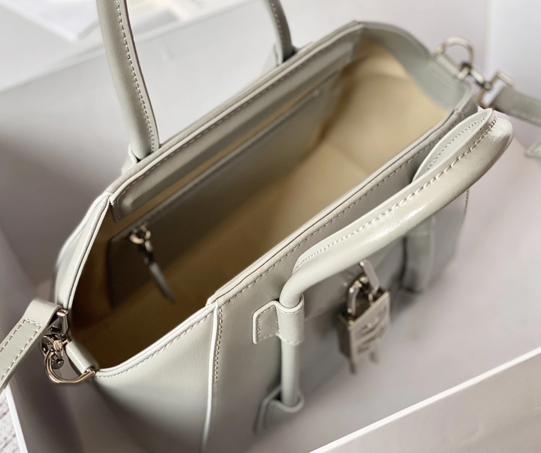 Refined 7598 Givenchy AAA Quality Handbags For Women