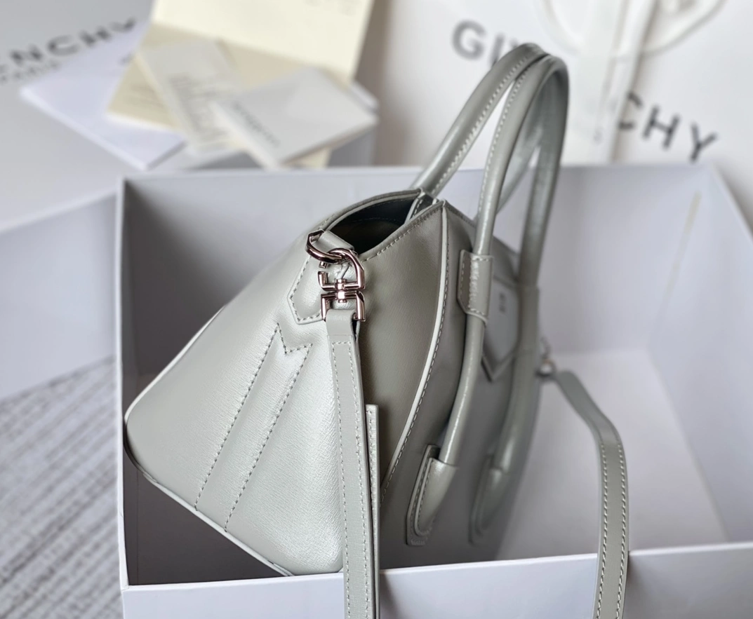 Refined 7598 Givenchy AAA Quality Handbags For Women