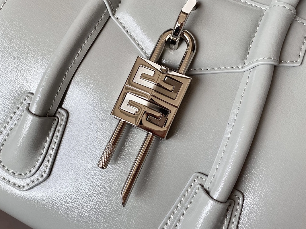 Refined 7598 Givenchy AAA Quality Handbags For Women