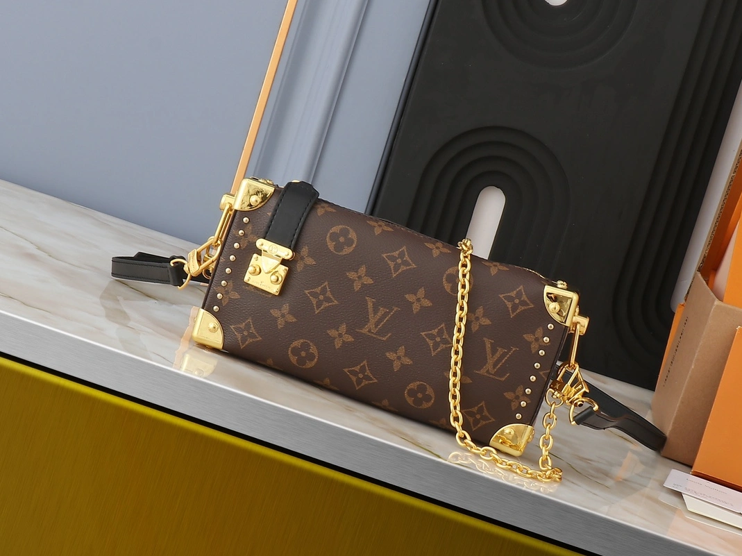 Refined 9009 Louis Vuitton AAA Quality Messenger Bags For Women