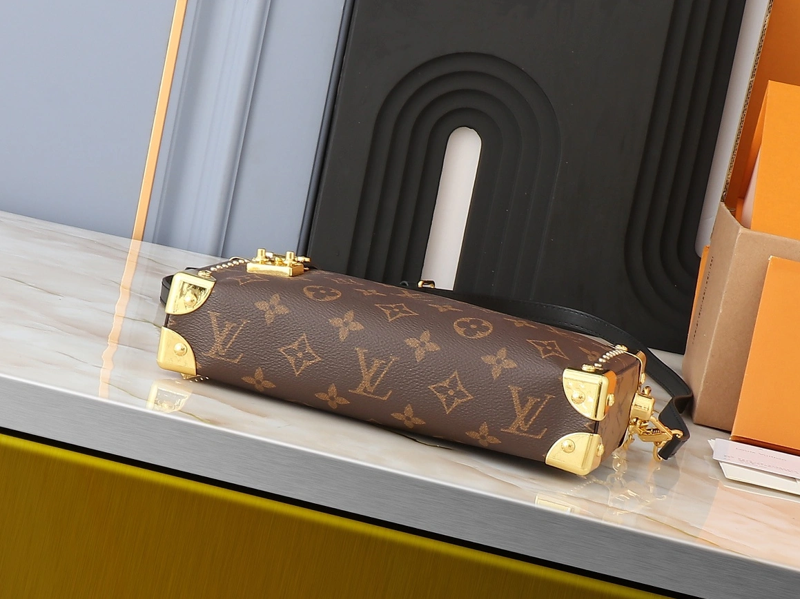 Refined 9009 Louis Vuitton AAA Quality Messenger Bags For Women