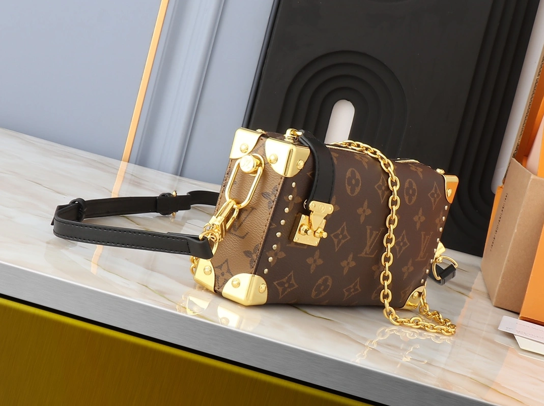 Refined 9009 Louis Vuitton AAA Quality Messenger Bags For Women