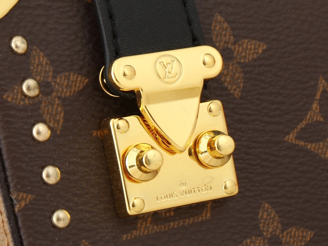 Refined 9009 Louis Vuitton AAA Quality Messenger Bags For Women
