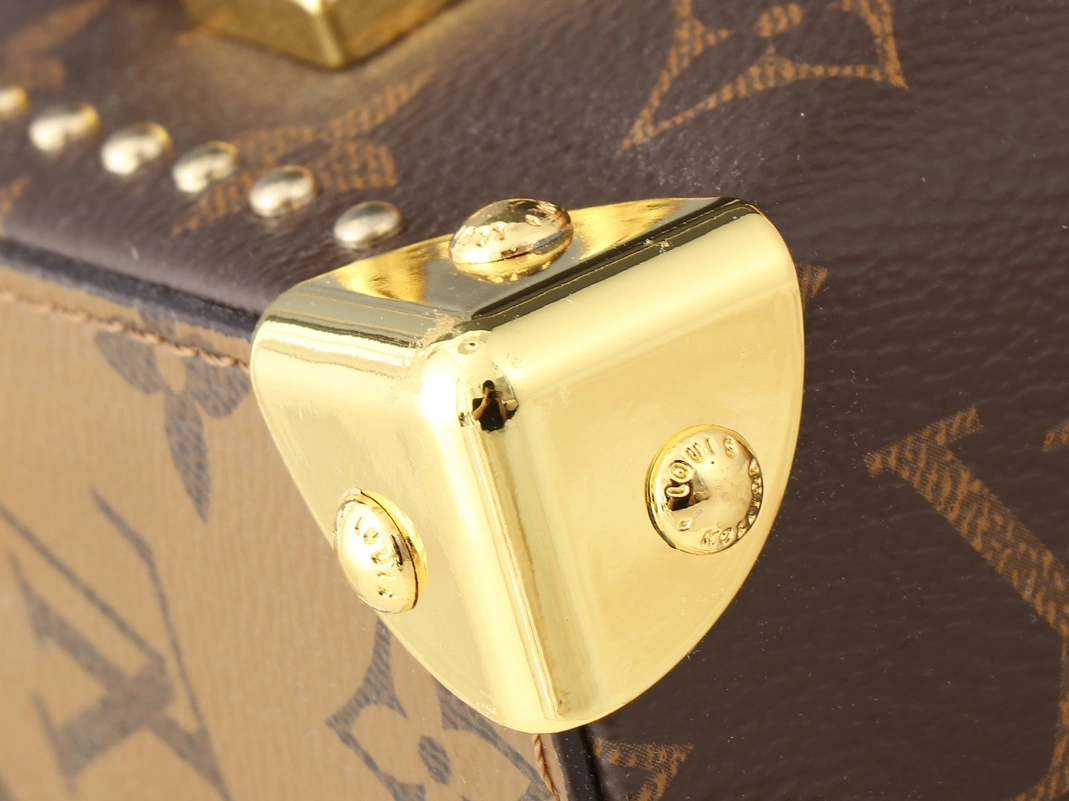 Refined 9009 Louis Vuitton AAA Quality Messenger Bags For Women