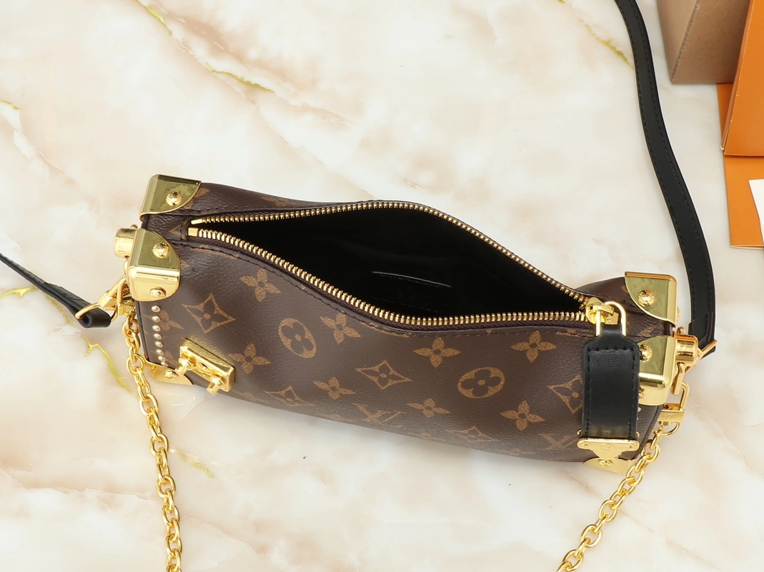 Refined 9009 Louis Vuitton AAA Quality Messenger Bags For Women