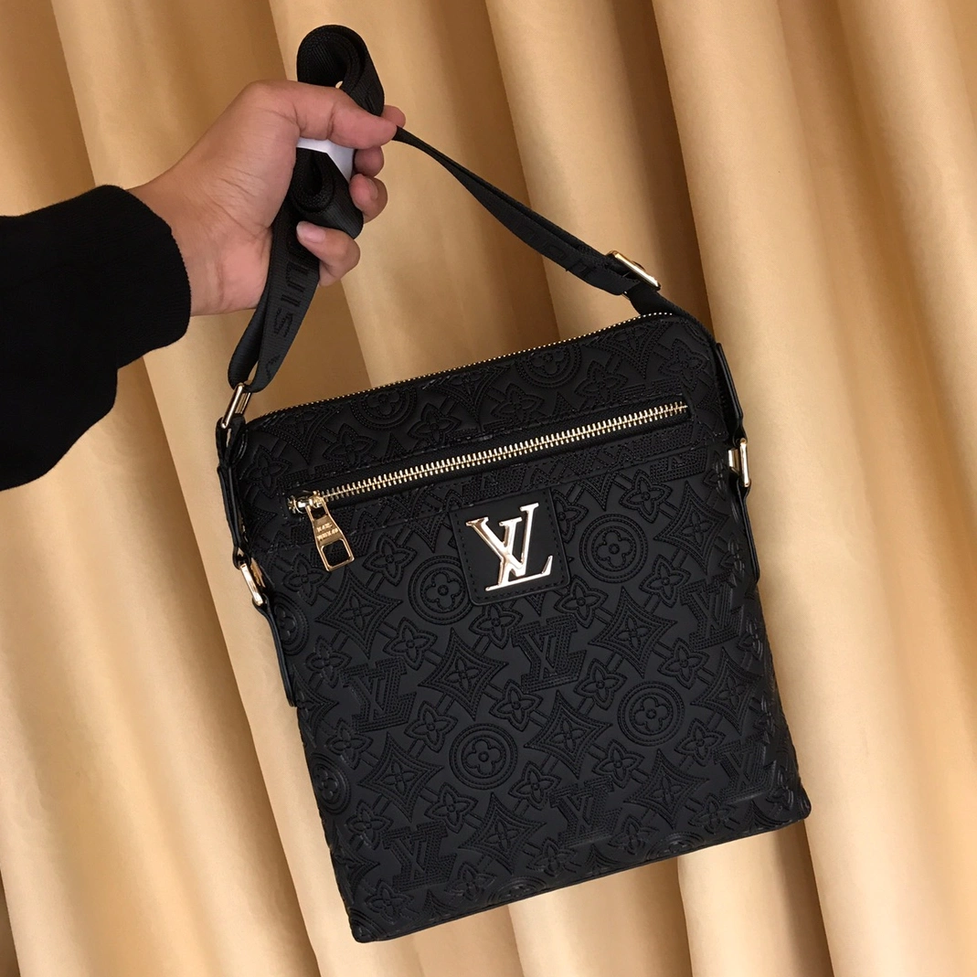 Refined 9613 Louis Vuitton AAA Man Messenger Bags