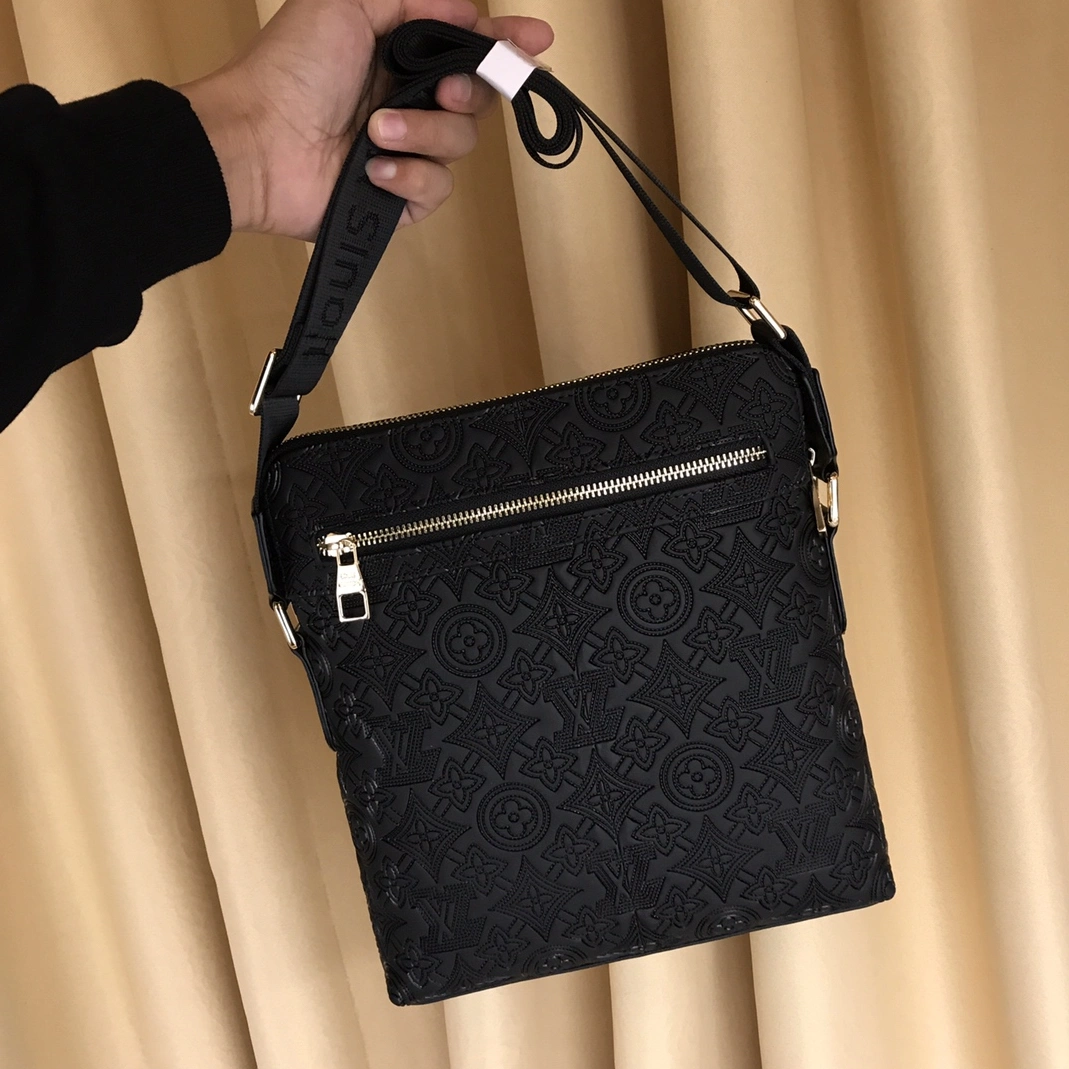 Refined 9613 Louis Vuitton AAA Man Messenger Bags