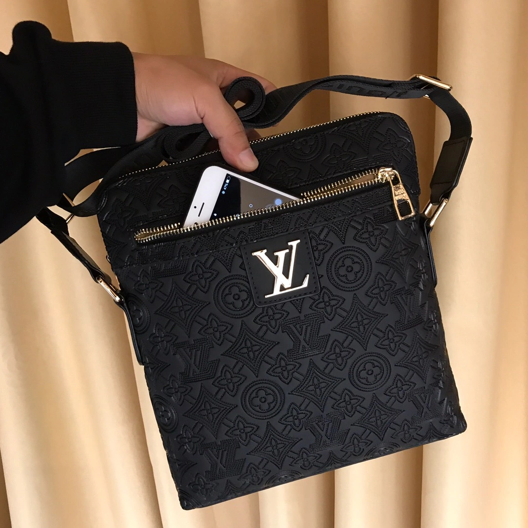 Refined 9613 Louis Vuitton AAA Man Messenger Bags