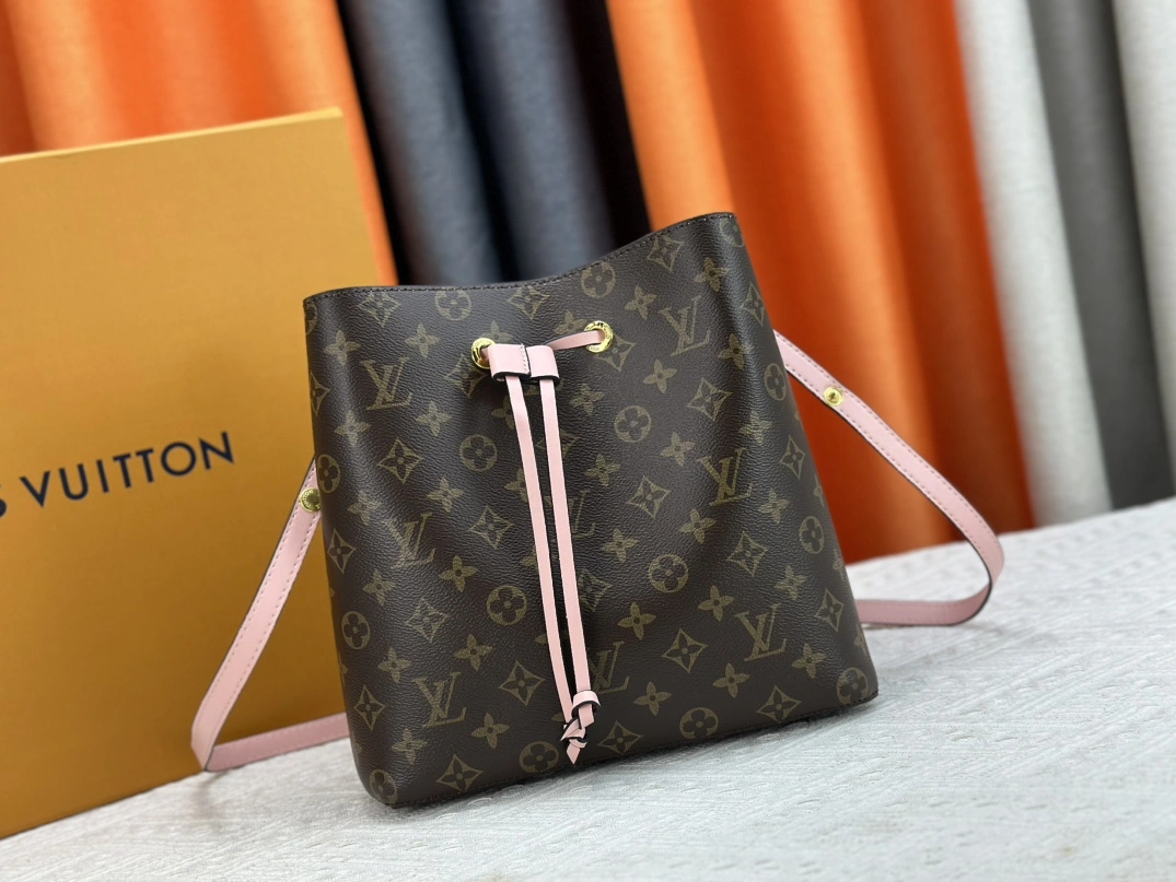 Reliable 183 Louis Vuitton AAA Quality Messenger Bags For Women