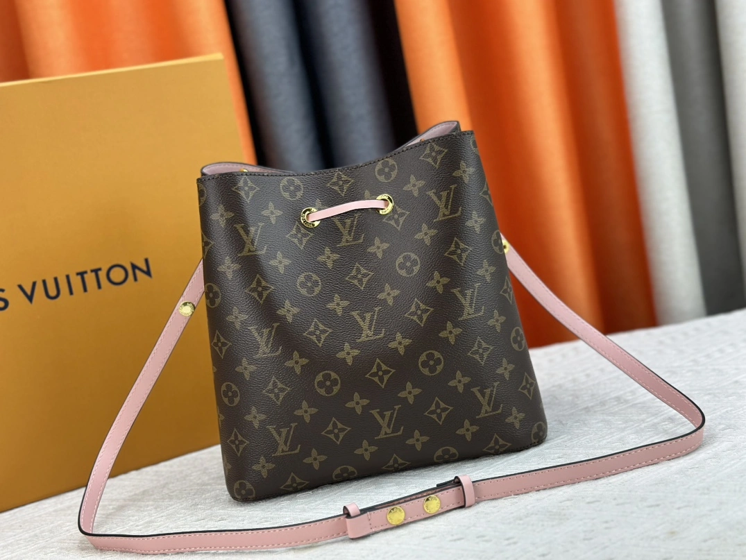 Reliable 183 Louis Vuitton AAA Quality Messenger Bags For Women