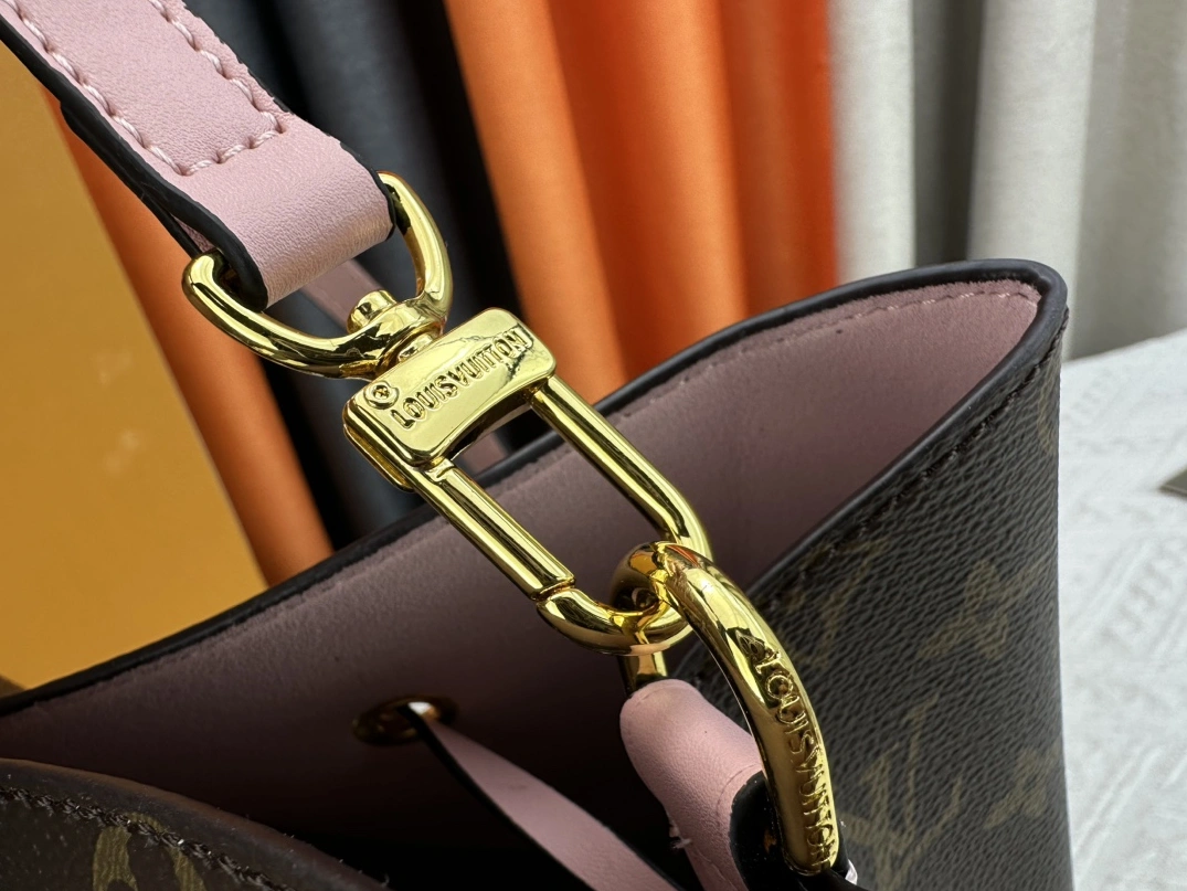 Reliable 183 Louis Vuitton AAA Quality Messenger Bags For Women