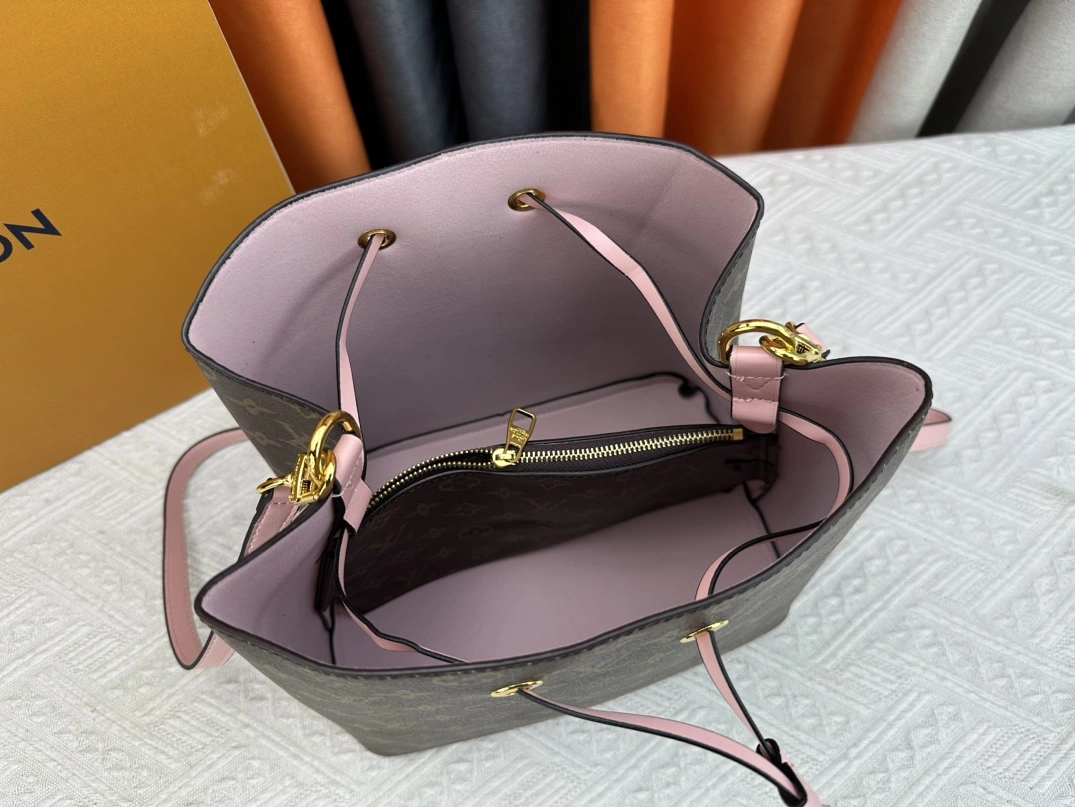 Reliable 183 Louis Vuitton AAA Quality Messenger Bags For Women